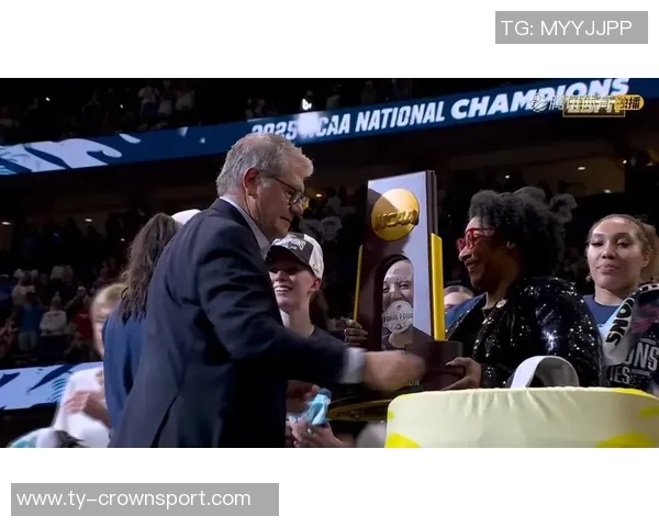 佩奇携女友与队友重返母校共同庆祝NCAA冠军戒指荣耀时刻